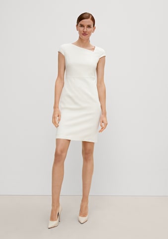 COMMA Pouzdrové šaty – bílá: přední strana