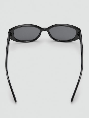 Ochelari de soare 'ELBA' de la MANGO pe negru