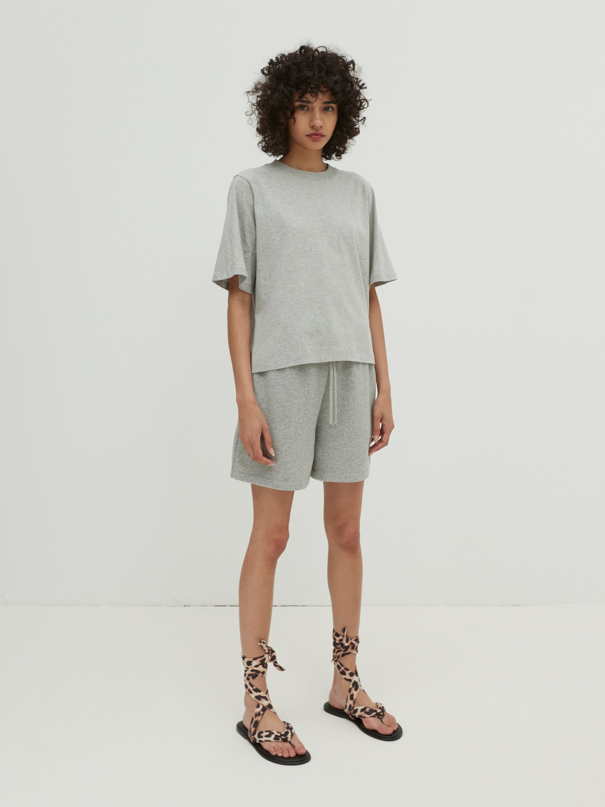 EDITED Producten Shirt 'Nola' Grijs gemêleerd