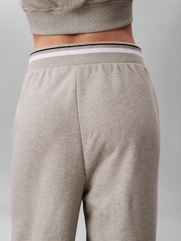 Loosefit Pantalon de sport Calvin Klein Sport en gris