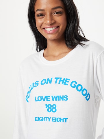 balts River Island T-Krekls 'FOCUS ON THE GOOD'