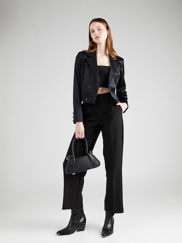 Regular Pantalon à plis 'KAMILLA' VERO MODA en noir