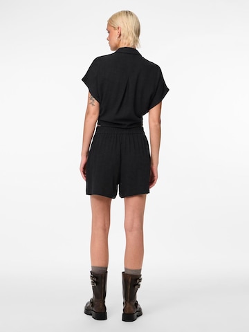 PIECES Regular Shorts 'VINSTY' in Schwarz