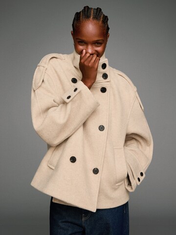 Bershka Přechodná bunda – béžová: přední strana