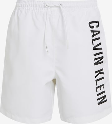 Calvin Klein Swimwear - Bermudas 'Intense Power' en blanco: frente