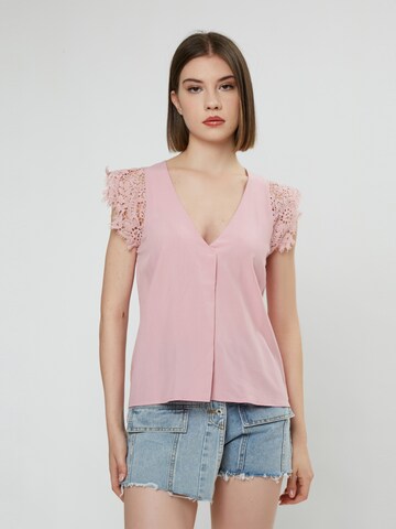 Influencer Blouse in Roze: voorkant