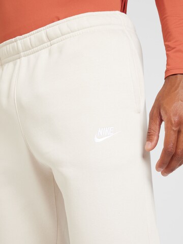 Tapered Pantaloni 'Club Fleece' de la Nike Sportswear pe bej