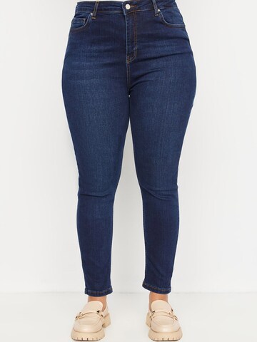 Skinny Jeans di Trendyol Curve in blu: frontale