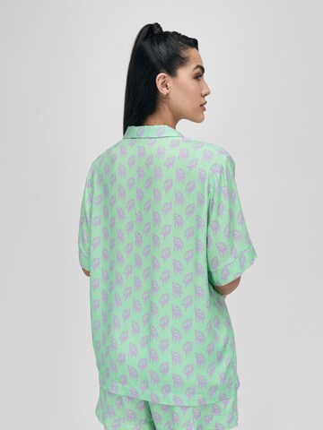 Camicia da donna 'NO SLEEP' di UNFOLLOWED x ABOUT YOU in verde: dietro