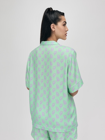 UNFOLLOWED x ABOUT YOU - Blusa 'NO SLEEP' em verde: atrás