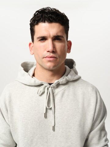 Sweat-shirt 'Eduard' ABOUT YOU x Jaime Lorente en gris