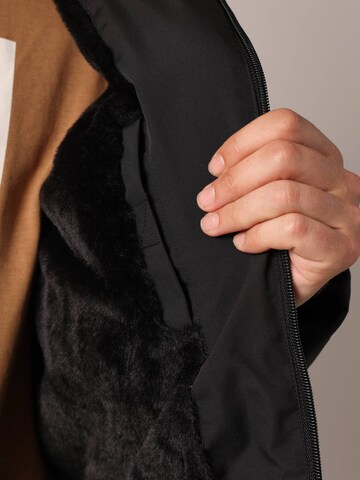 Veste d’hiver 'Interest' Deeluxe en noir