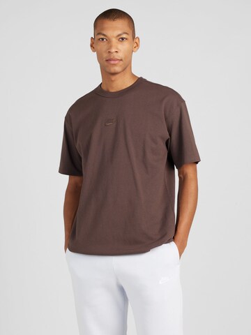 Nike Sportswear Μπλουζάκι 'Premium Essentials' σε καφέ: μπροστά