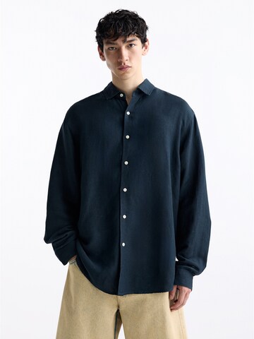 Pull&Bear Comfort fit Koszula w kolorze niebieski: przód