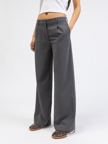 BROKE + SCHÖN Loose fit Pleat-Front Pants in Grey: front