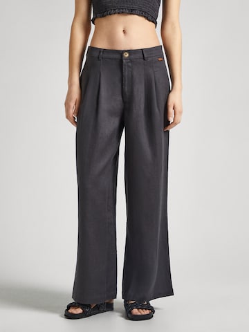 Pepe Jeans Loose fit Pleat-Front Pants 'Mae' in Grey: front