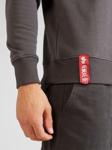 Sweat-shirt ALPHA INDUSTRIES en gris