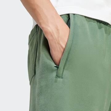 ADIDAS ORIGINALS Loosefit Shorts 'Adicolor Outline Trefoil' in Grün