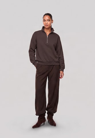 Urban Classics Sweatshirt in Bruin: voorkant