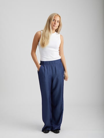 Peppercorn - Pierna ancha Pantalón 'Bea' en azul