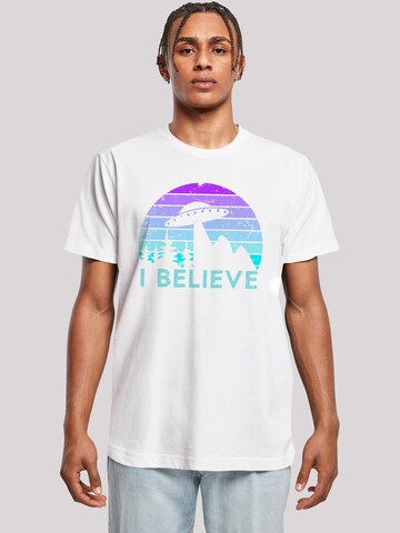 T-Shirt 'I BELIEVE UFO Alien Raumschiff Retro' F4NT4STIC en blanc : devant
