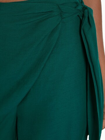 Bershka Szeroka nogawka Spodnie w kolorze zielony