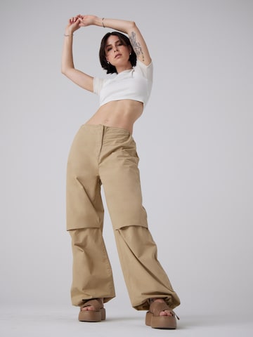 Loosefit Pantaloni 'Silva' de la A LOT LESS pe bej: față