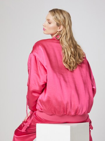 Veste mi-saison 'Elaine' Hoermanseder x About You en rose