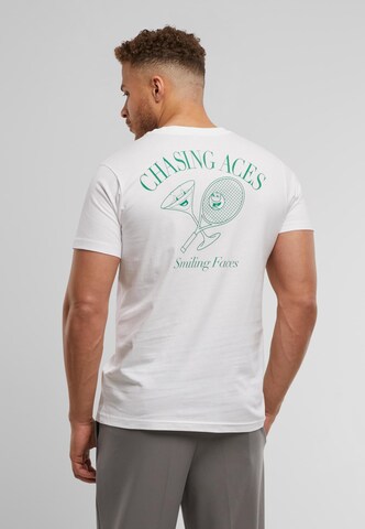 T-Shirt 'Chasing Aces Smiling Faces' Mister Tee en blanc