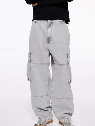 Pull&Bear Wide leg Cargojeans i grå: framsida