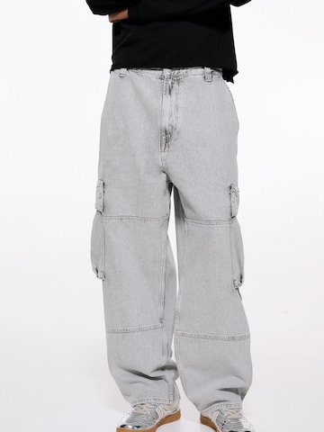 Pull&Bear Zvonové kalhoty Džíny s kapsami – šedá: přední strana