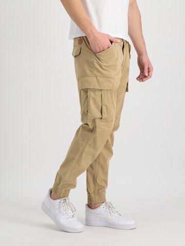 ALPHA INDUSTRIES Tapered Gargohousut 'Airman' värissä beige