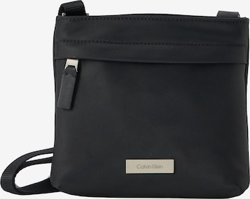 Calvin Klein Axelremsväska i svart: framsida