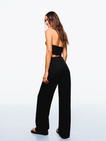 Wide leg Pantaloni cu dungă de la Bershka pe negru