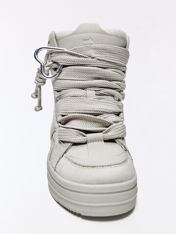 Bershka Sneaker in Grau