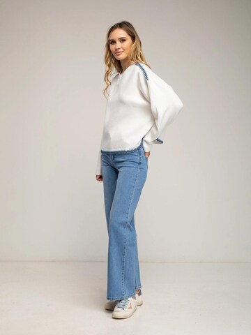 Pullover 'Jersey de punto oversize con detalle de pespunte en el bajo y en los hombros. (BLANCO)' di Tantra in bianco