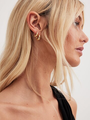 NA-KD Earrings in Gold: front