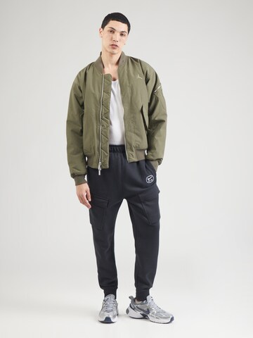 Nike Sportswear Zwężany krój Bojówki 'AIR' w kolorze czarny