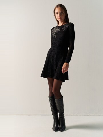 Rochie de la KOROSHI pe negru