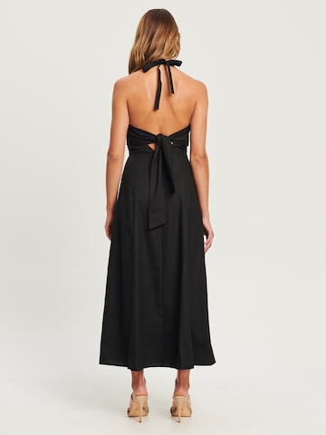 Willa Φόρεμα σε μαύρο: πίσω