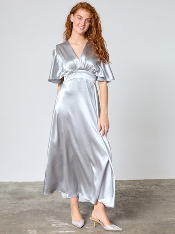 Abito da sera 'GISELA' di SISTERS POINT in argento: frontale