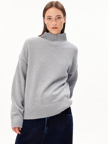Pull-over ARMEDANGELS en gris : devant