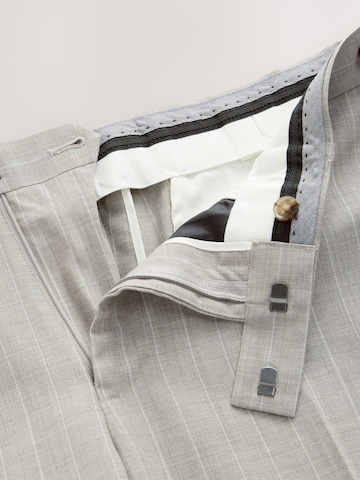Slimfit Pantaloni con piega frontale di Next in beige