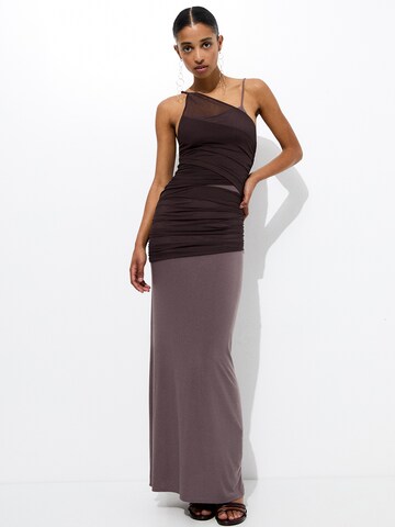 Rochie de la Pull&Bear pe maro