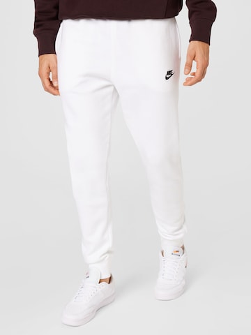 Effilé Pantalon 'Club Fleece' Nike Sportswear en blanc : devant