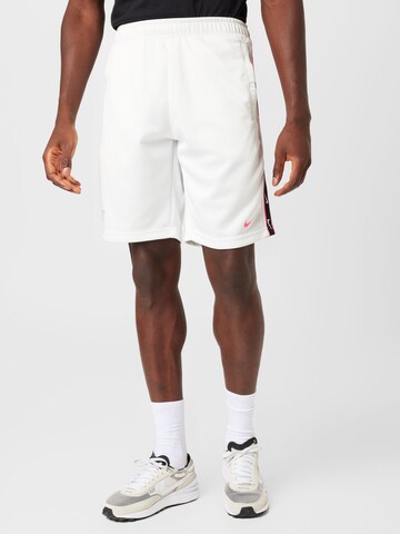 Nike Sportswear - Loosefit Pantalón 'REPEAT' en blanco: frente