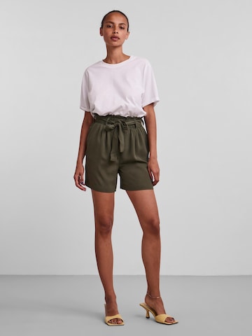 PIECES Loosefit Shorts 'Avery' in Grün