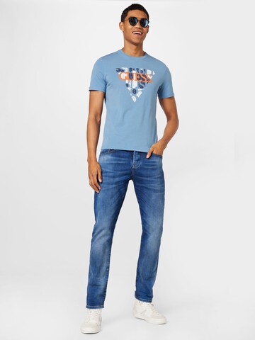 GUESS T-Shirt 'BLURRI' in Blau