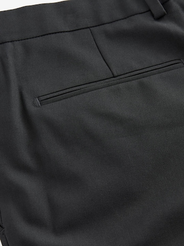 Slimfit Pantaloni con piega frontale di Next in nero
