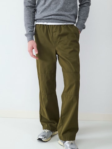 BALMOHK Loosefit Housut värissä vihreä: etupuoli